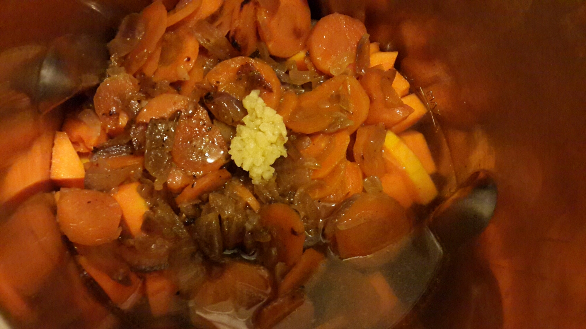 Sopa de calabaza con cebollas y zanahorias rehogadas.