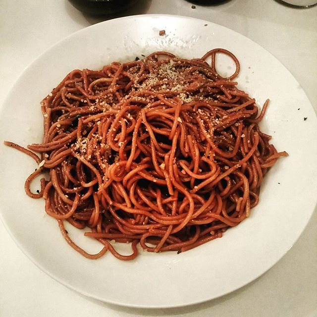 Spaghetti al cabernet con ajo.